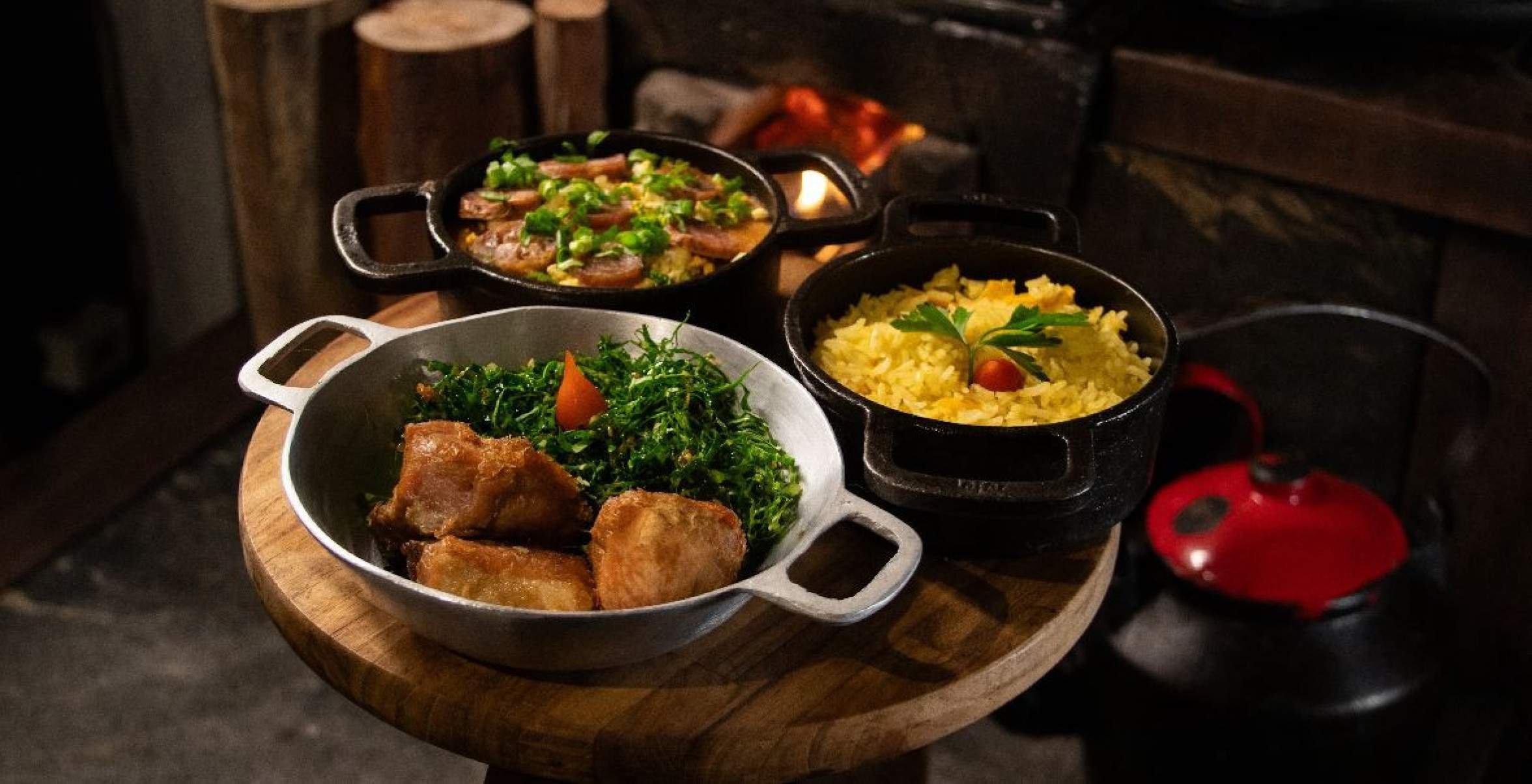 Carne de panela, salada de couve, tutu de feijão e arroz com polpa de pequi, prato 