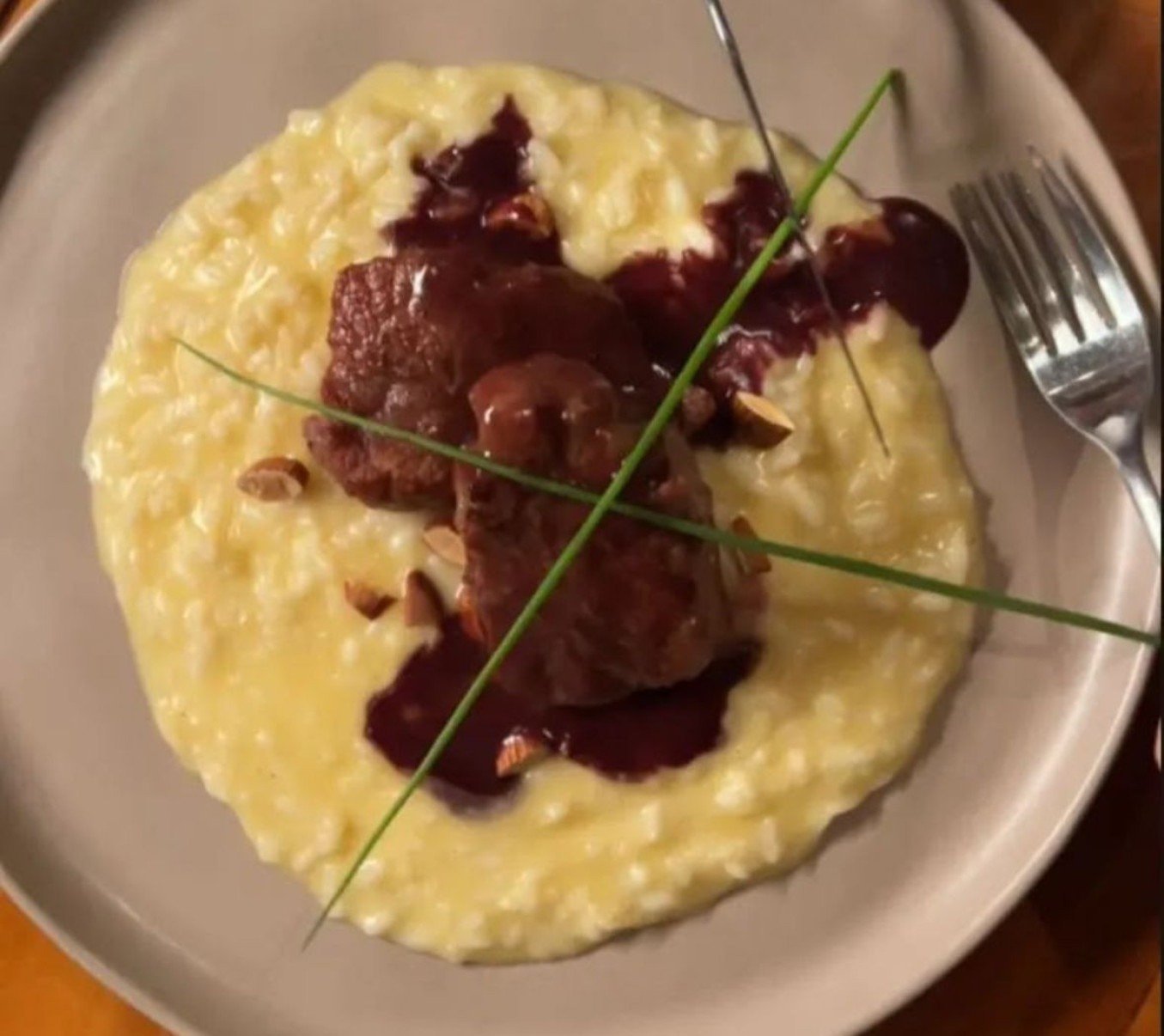 Medalhão de filé-mignon grelhado com molho de vinho, risoto parmeggiano (feito com parmesão) e amêndoas crocantes do Belves Bistrô (R$ 81,50)-Victor Hugo Rocha/Divulgação