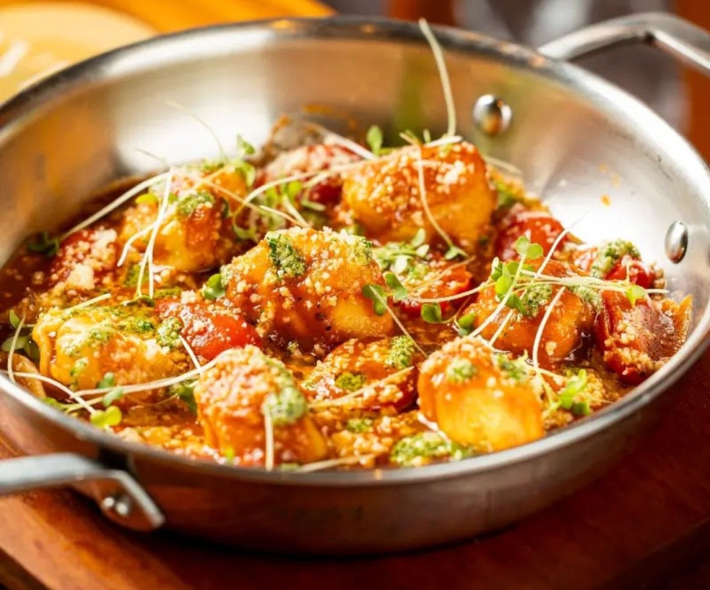 Capelase de requeijão com molho pomodoro de tomatinhos e pesto do AVRA (R$ 78)-Victor Schwaner/Divulgação