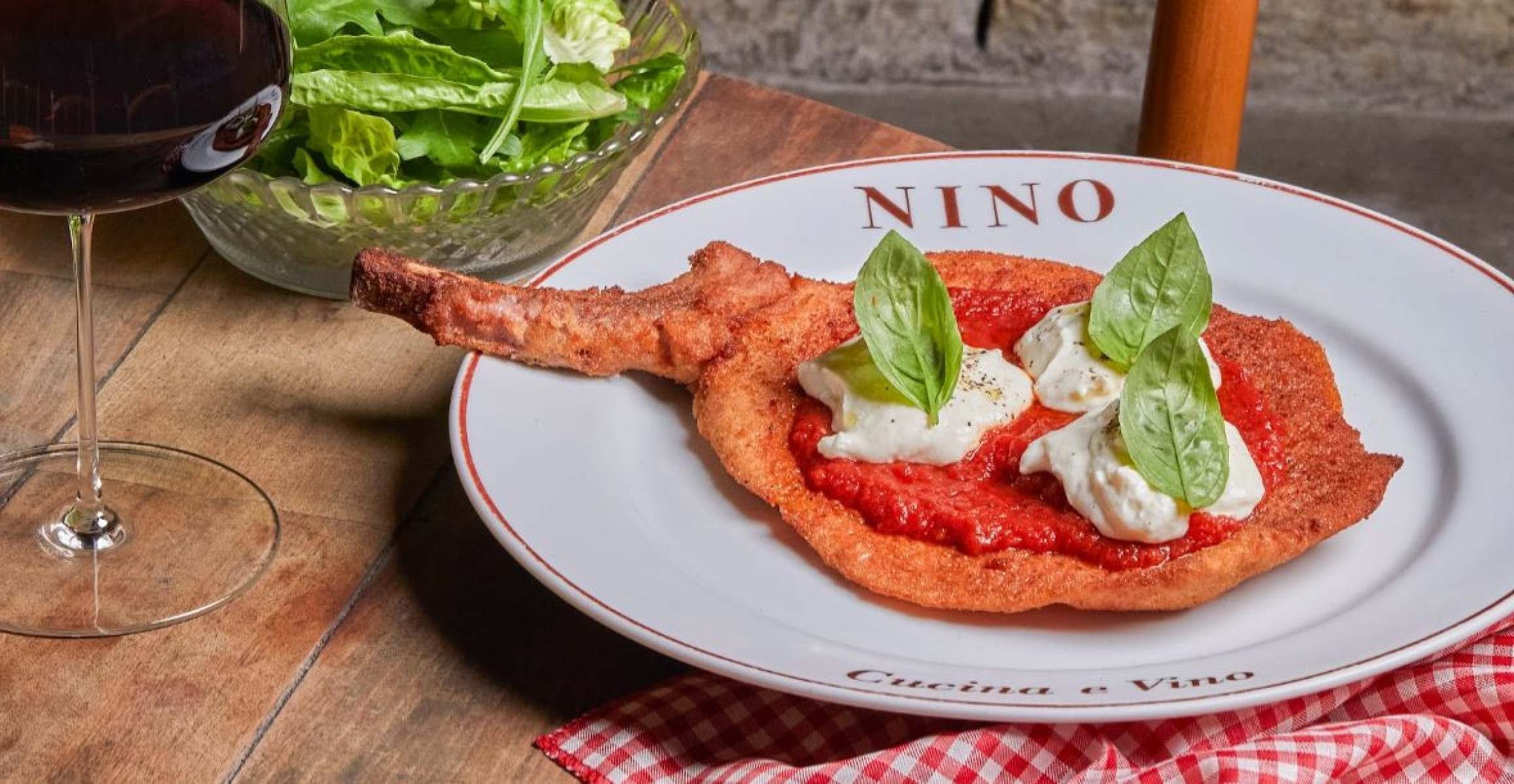 Costeleta de porco à milanesa, pomodoro, basílico e muçarela do Nino Cucina (R$ 96)-Nino Cucina/Divulgação