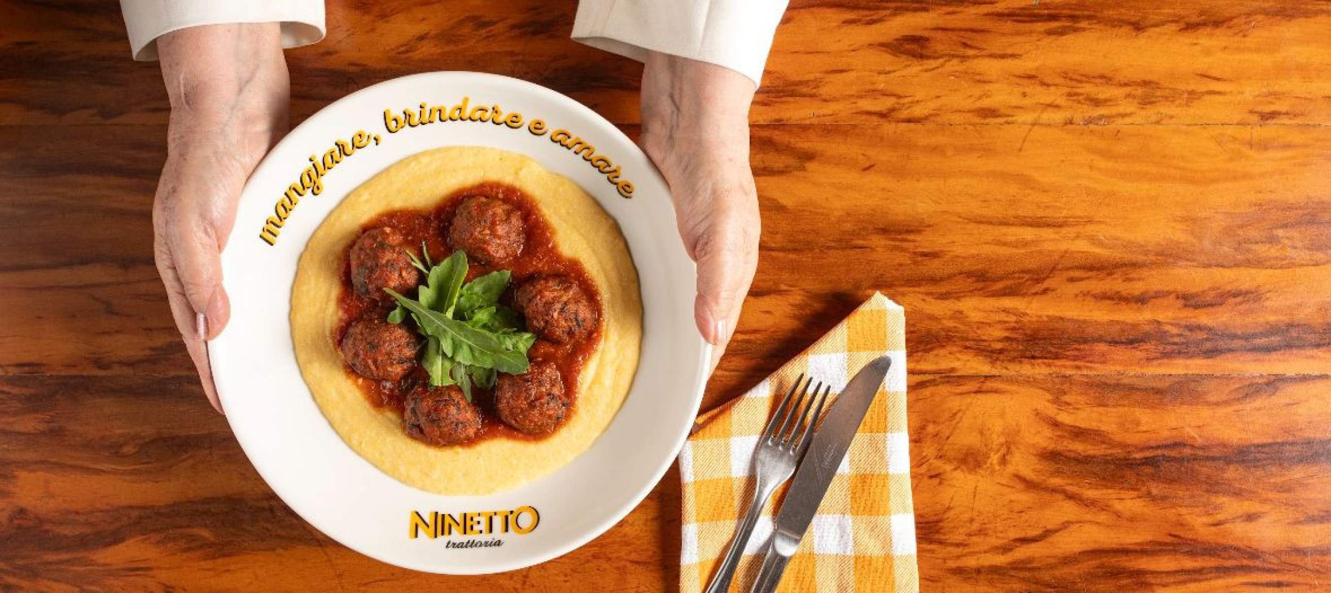 Almôndegas recheadas com queijo, cobertas com molho de tomate da casa e servidas com polenta cremosa do Ninetto (R$ 79)-Ninetto/Divulgação