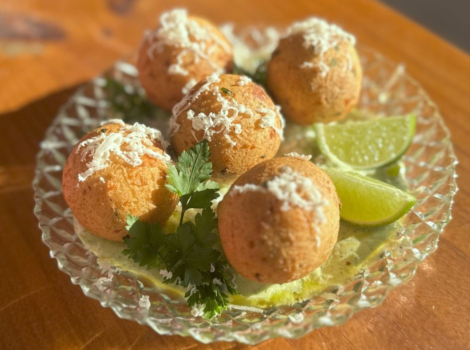 Bolinhos de arroz com queijo canastra e bacon, maionese verde da casa e azeite de ervas do Quinteiro Bar (R$ 35)-André Calixto/Divulgação