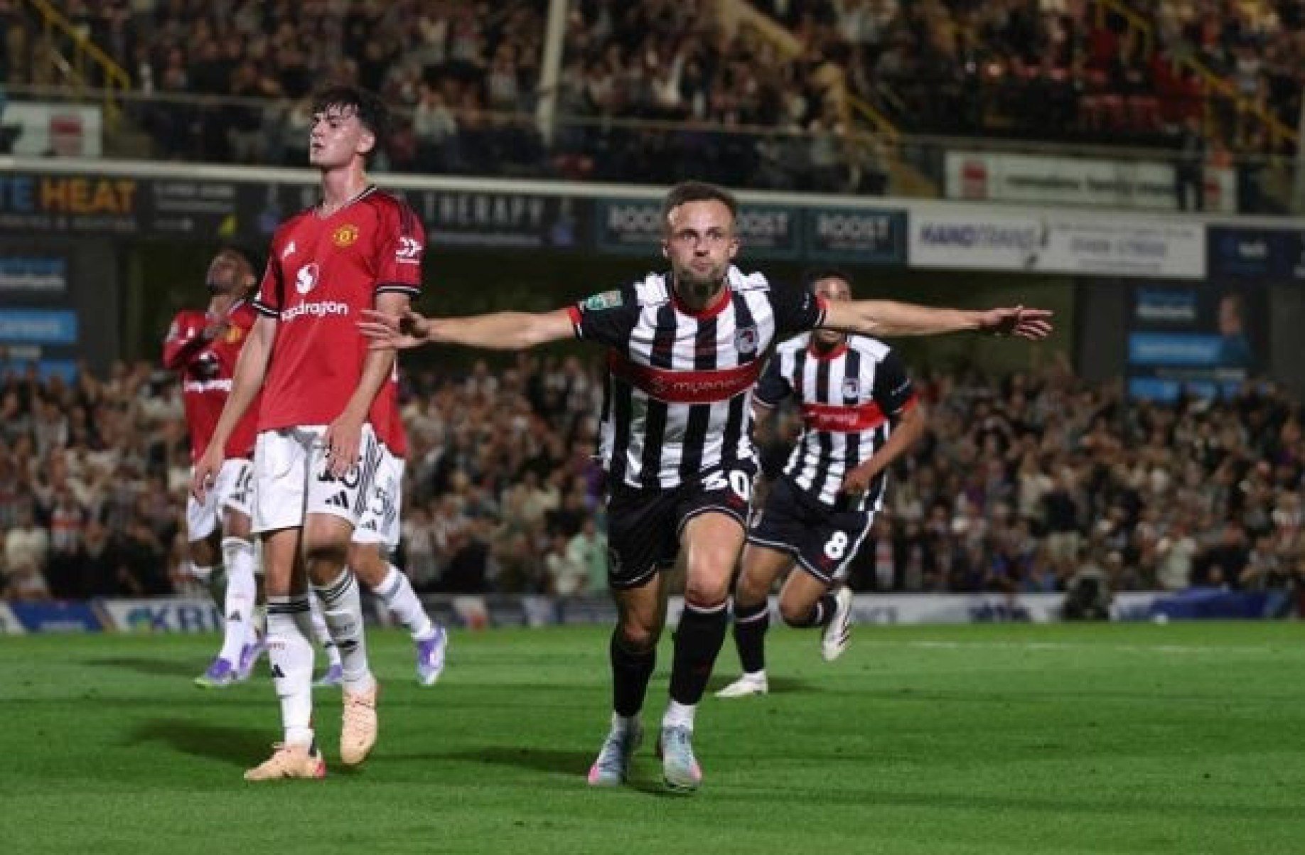Grimsby faz história, elimina United em pênaltis ‘intermináveis’ e avança na Copa da Liga Inglesa