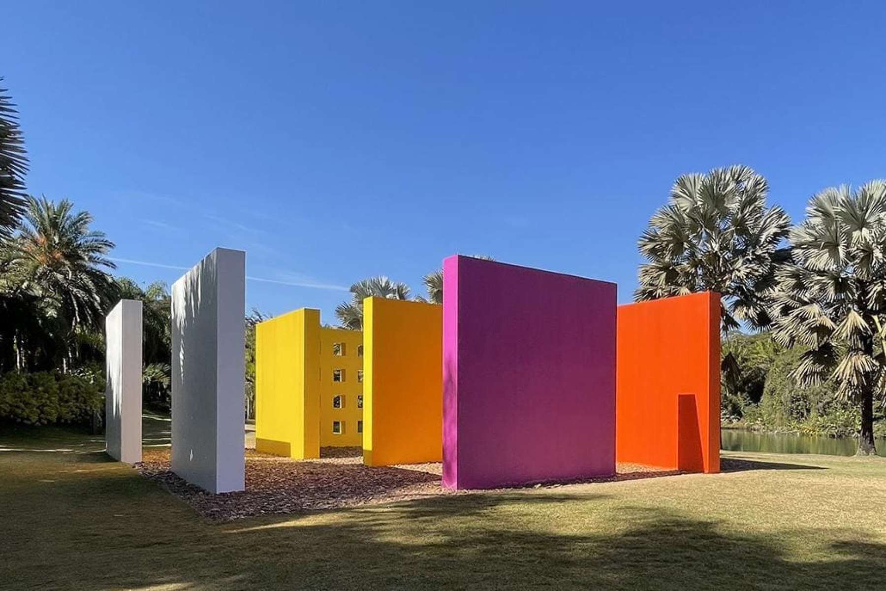 Arte e jardins gigantes: Inhotim mistura esculturas, galerias e natureza para uma experiência inesquecível