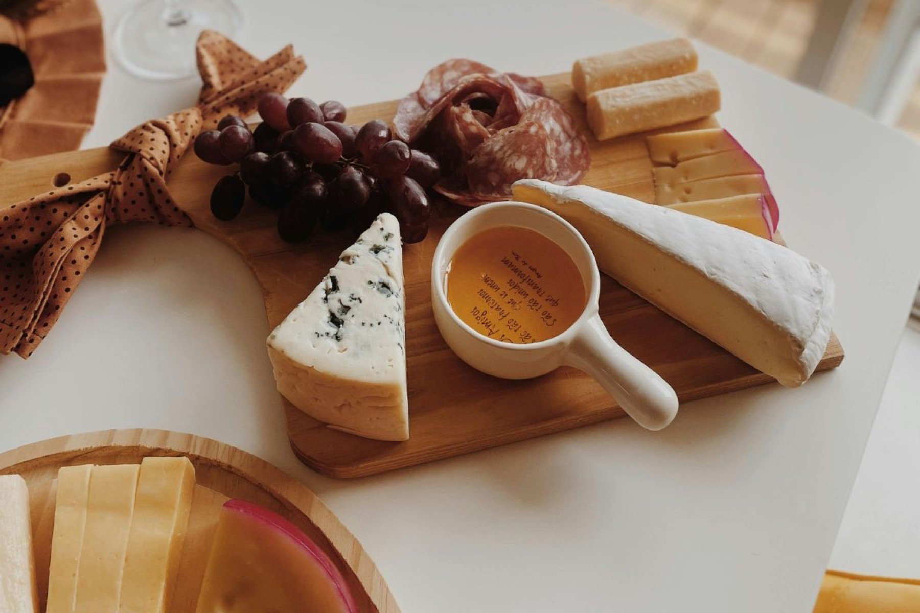 Para garantir variedade, o ideal é selecionar ao menos três tipos com sabores e texturas diferentes de queijos