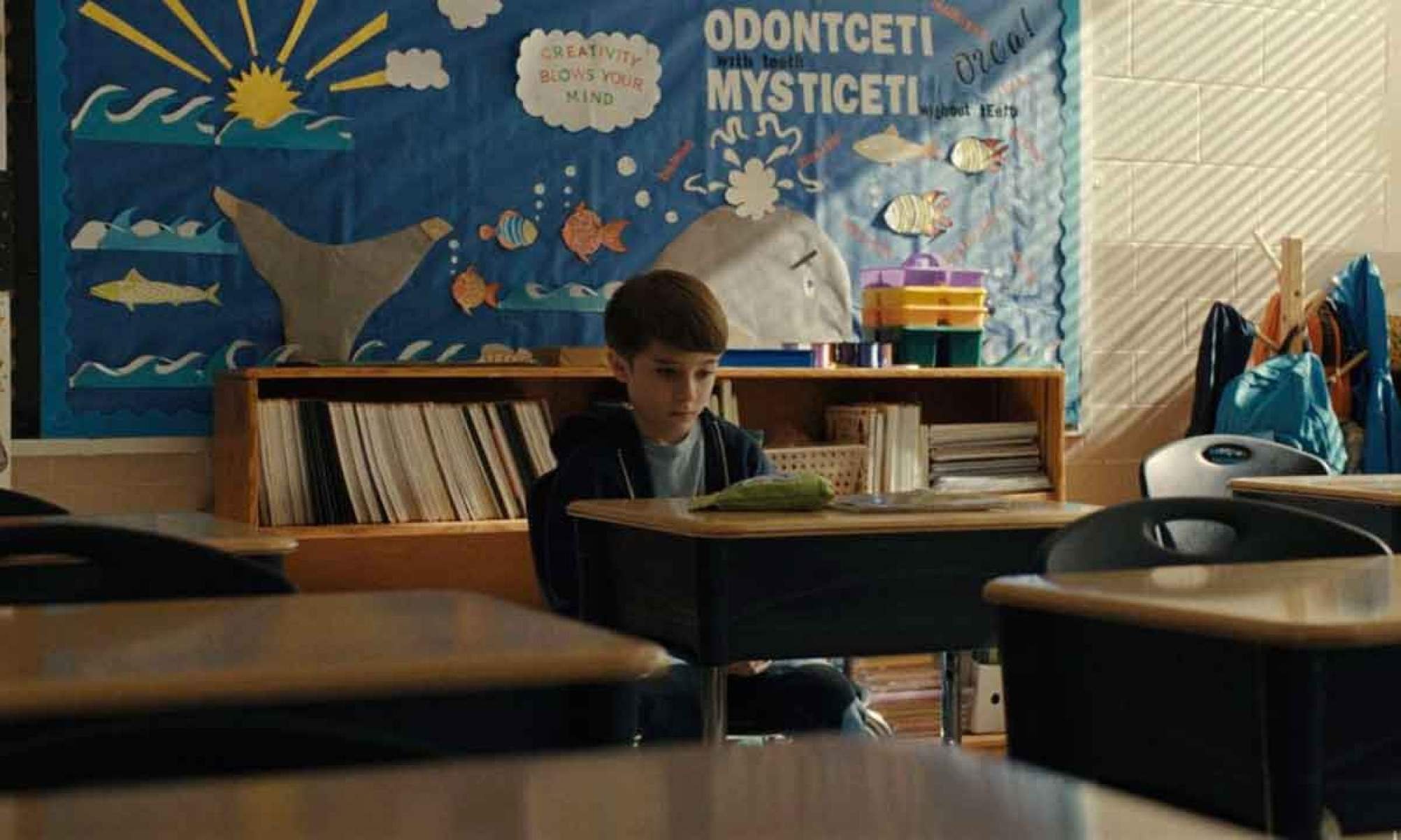 Menino está sozinho em sala de aula 