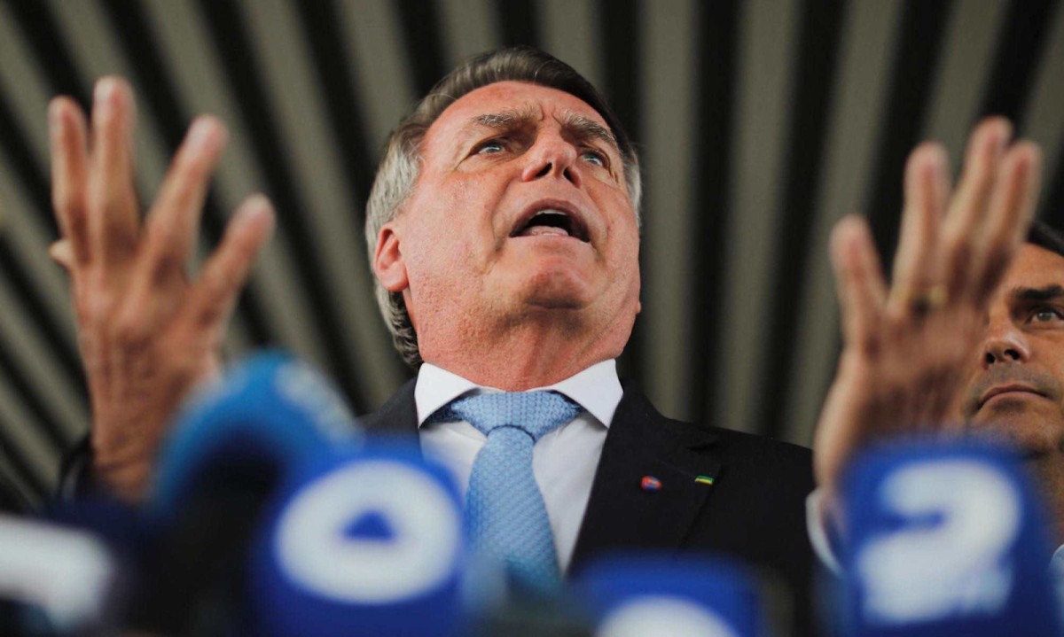 Ex-presidente brasileiro Jair Bolsonaro fala à imprensa após deixar o prédio do Senado em Brasília em 26 de março de 2025 -  (crédito: SERGIO LIMA / AFP)