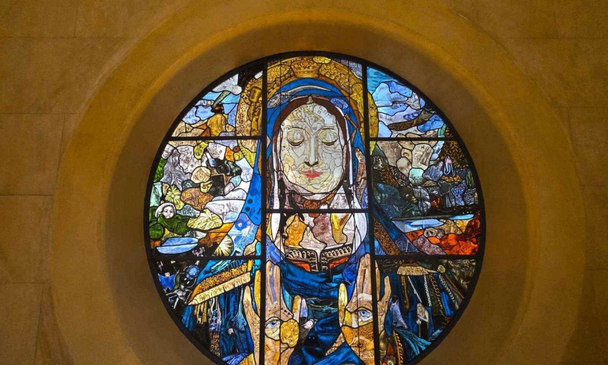 Vitral concebido pelo renomado artista Vik Muniz, que homenageia Santa Luzia, padroeira dos fotógrafos Vitral concebido pelo renomado artista Vik Muniz, que homenageia Santa Luzia, padroeira dos fotógrafos