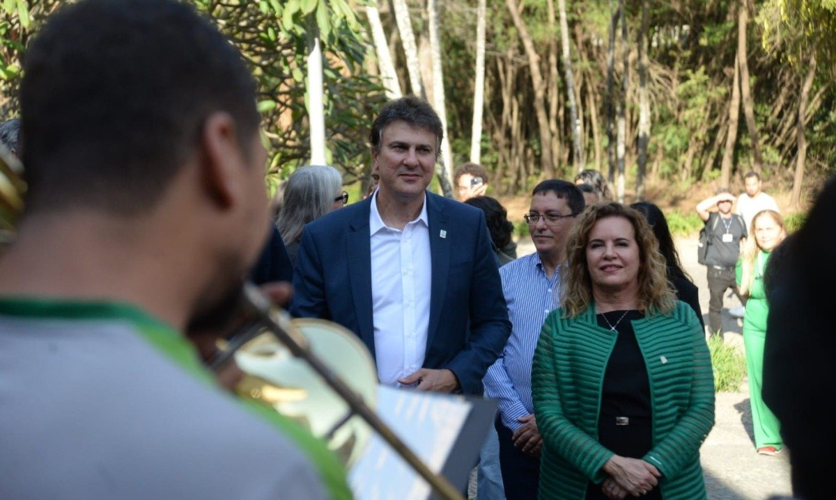 A reitora da UFMG, Sandra Regina Goulart Almeida participou do anúncio e celebrou a retomada da obra