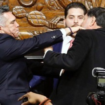 Senadores partem para agressão física no México após debate sobre EUA - STRINGER / AFP