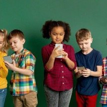 Superexposição infantil: riscos psicológicos e responsabilidades legais  - Freepik