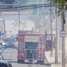 Incêndio atinge mata atrás de escola na região da Pampulha, em BH - Jornal do Bairro Castelo/Reprodução