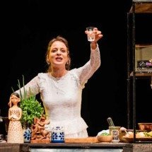 Atriz cozinha ao vivo em ‘Enluarada’ e serve galinhada no fim da peça - diego bresani/divulgação