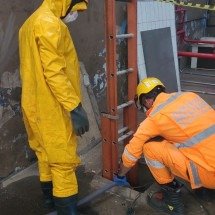 Bombeiros encontram ossos humanos durante limpeza de fossa em Uberlândia - CBMMG