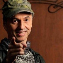 Zeca Baleiro canta no Fenac, em Nepomuceno, neste sábado (30/8) - Divulgação