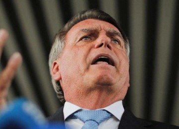 Ex-presidente brasileiro Jair Bolsonaro fala à imprensa após deixar o prédio do Senado em Brasília em 26 de março de 2025 -  (crédito: SERGIO LIMA / AFP)