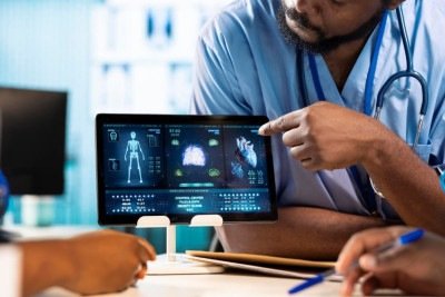 De teleconsultas a cirurgias robóticas de alta precisão, as inovações já impactam diagnósticos, tratamentos e a gestão de dados clínicos -  (crédito: Freepik )