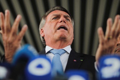Ex-presidente brasileiro Jair Bolsonaro fala à imprensa após deixar o prédio do Senado em Brasília em 26 de março de 2025 -  (crédito: SERGIO LIMA / AFP)