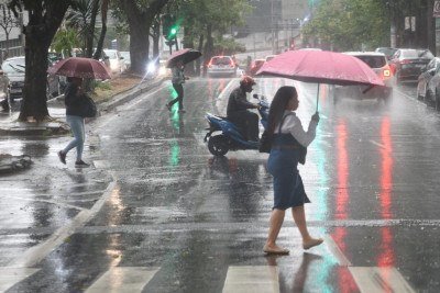 Possibilidade de pancadas de chuva até 20 mm com raios e rajadas de vento em torno de 40km/h até 8 horas de sexta-feira (29) -  (crédito: Marcos Vieira /EM/DA. Press)