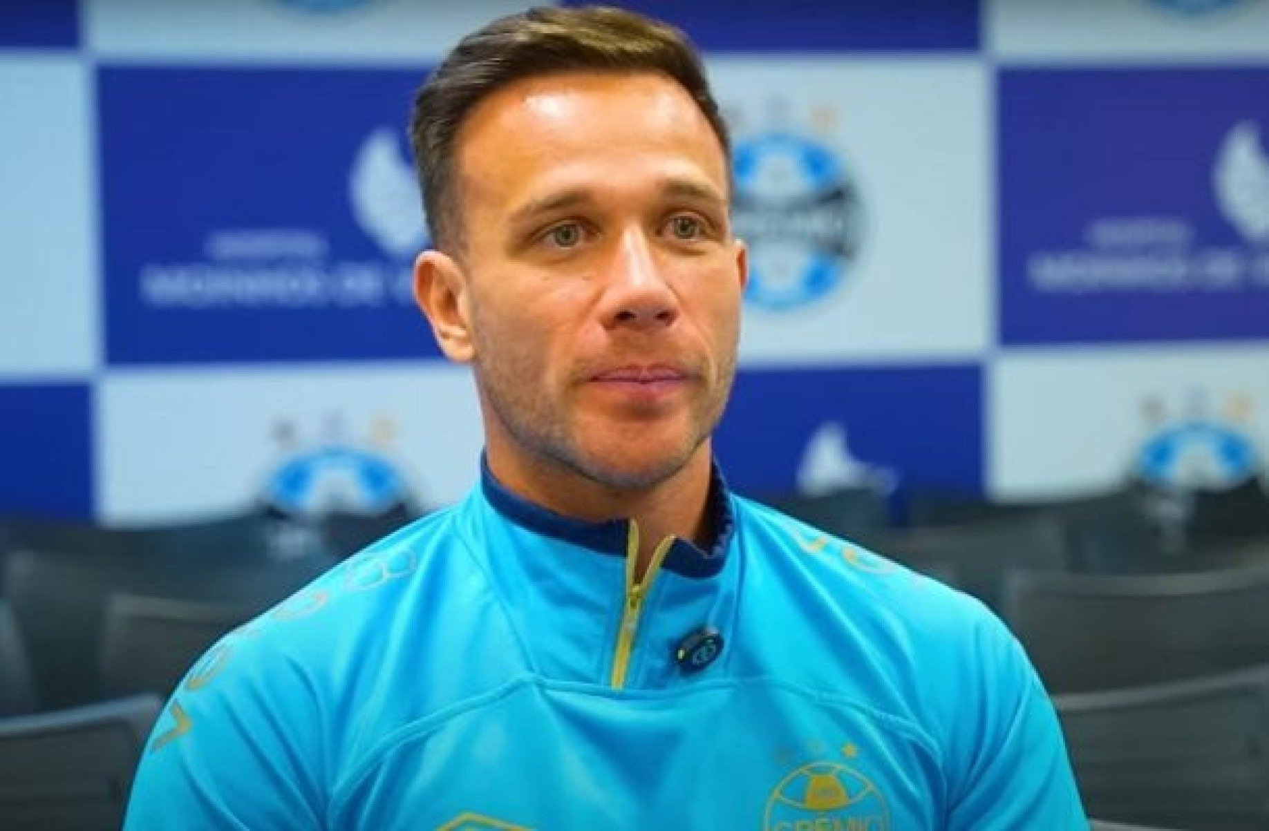 Grêmio anuncia contratação de Arthur