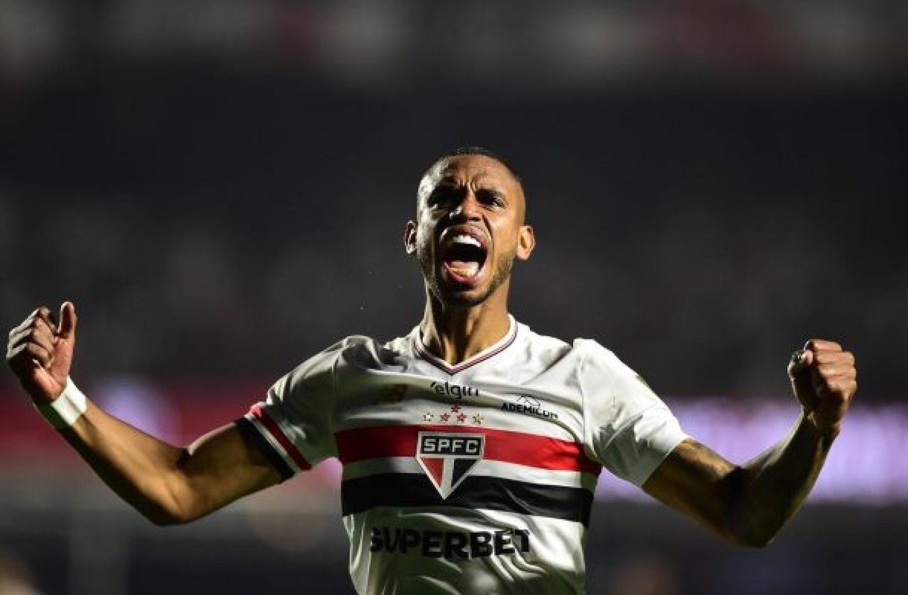 São Paulo e André Silva ainda discutem tratamento para lesão no joelho