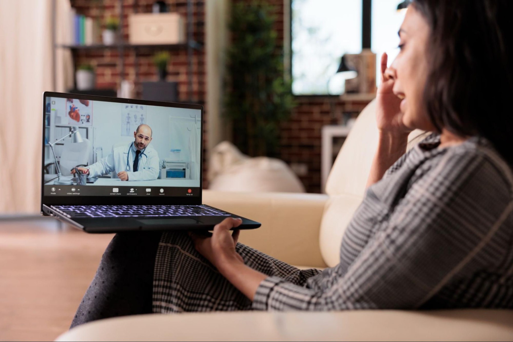 A plataforma de telemedicina funciona todos os dias, a qualquer hora, oferecendo atendimento médico on-line de forma prática, acessível e legalmente respaldada