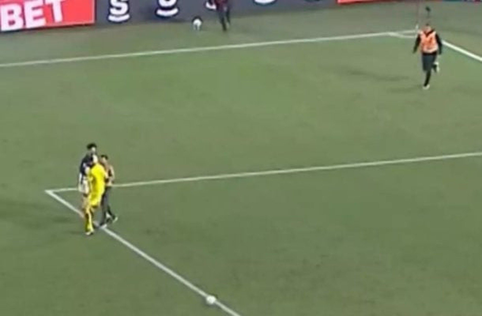 ??rbitro relata agressão a Hugo Souza e arremessos de objetos na Arena da Baixada