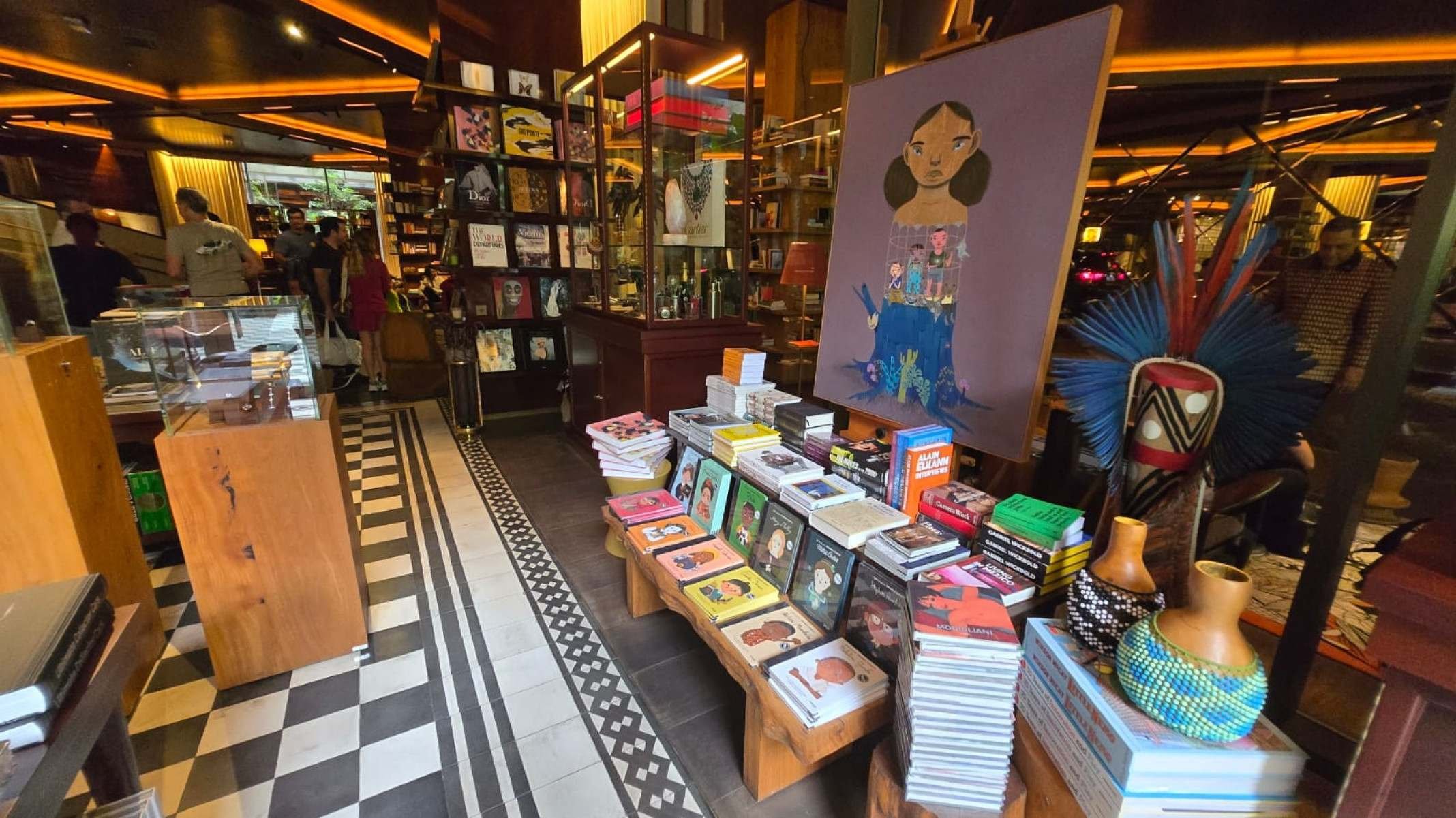 Centenas de livros estão a disposição do visitantes. Eles são vendidos também na Art Gallery-Carlos Altman/EM