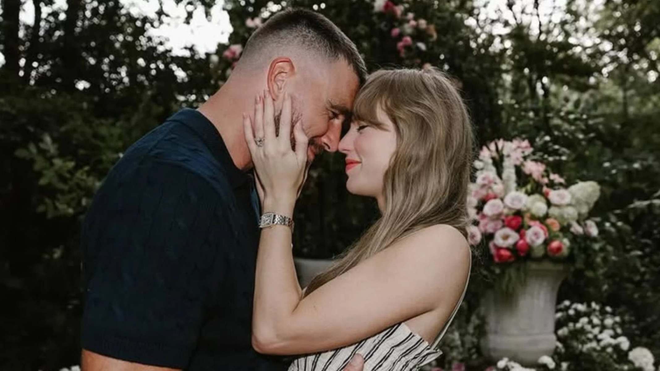 Taylor Swift e Travis Kelce selam romance com noivado