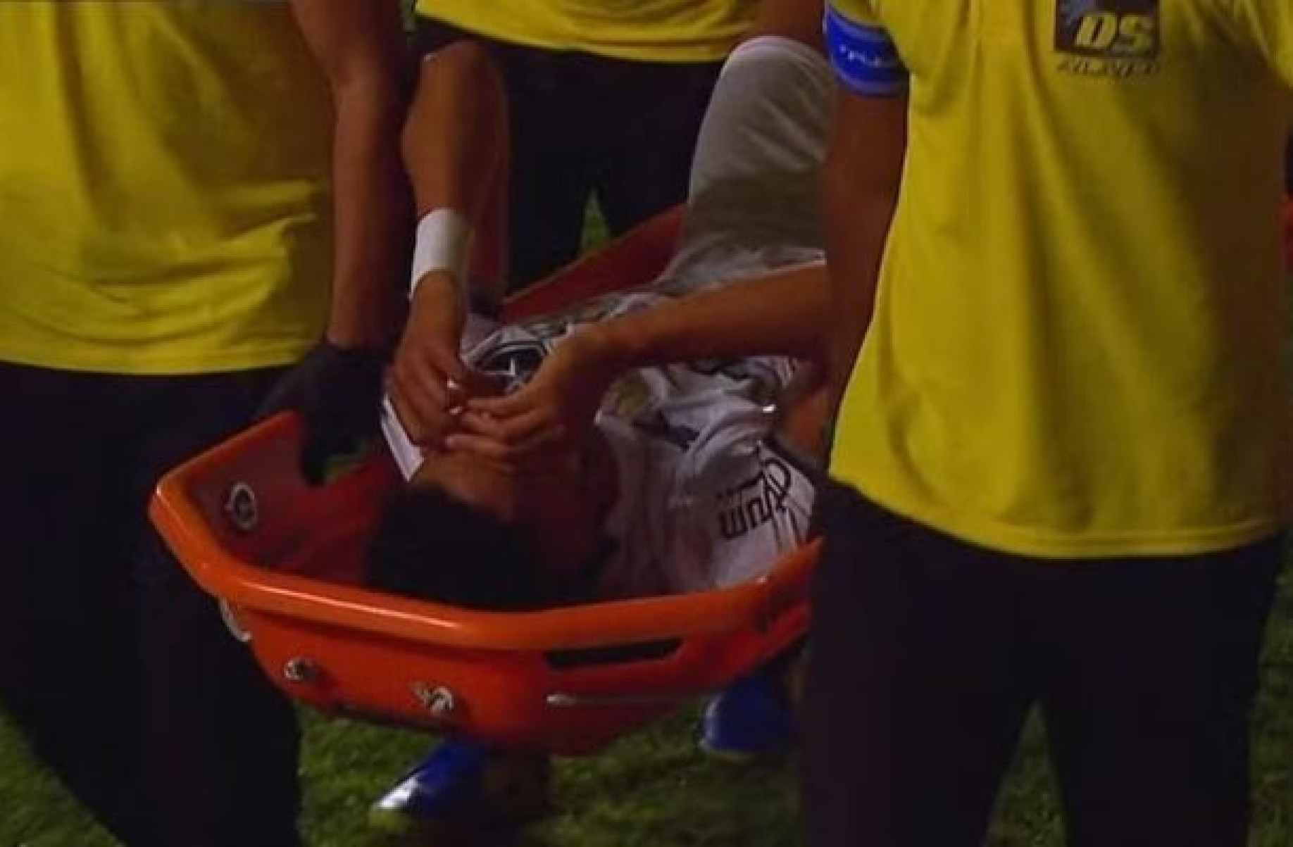 Chris Ramos, do Botafogo, deixa São Januário de ambulância