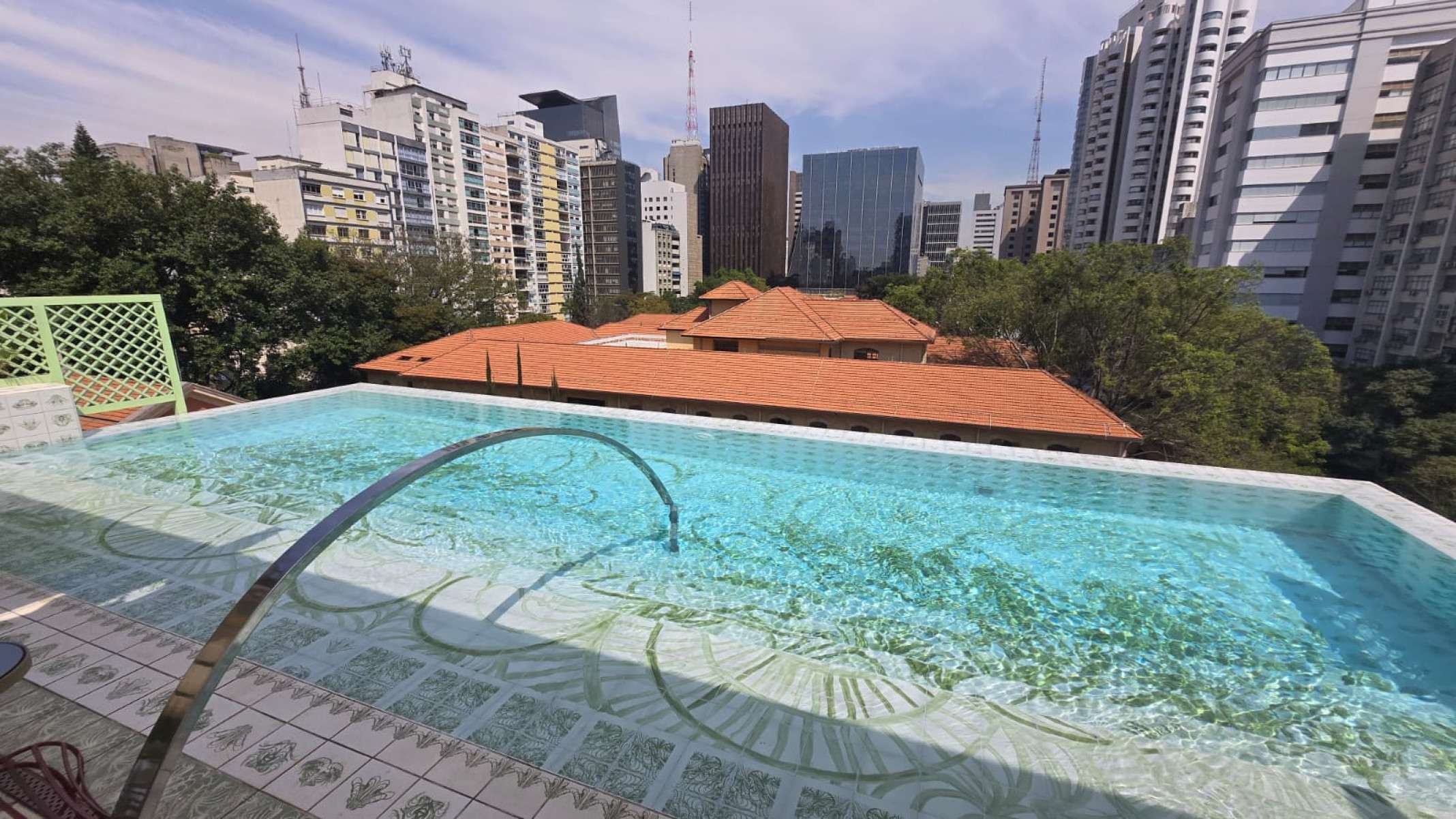 No Bela Vista rooftop, a piscina com borda infinita sobre a cidade de SP-Carlos Altman/EM