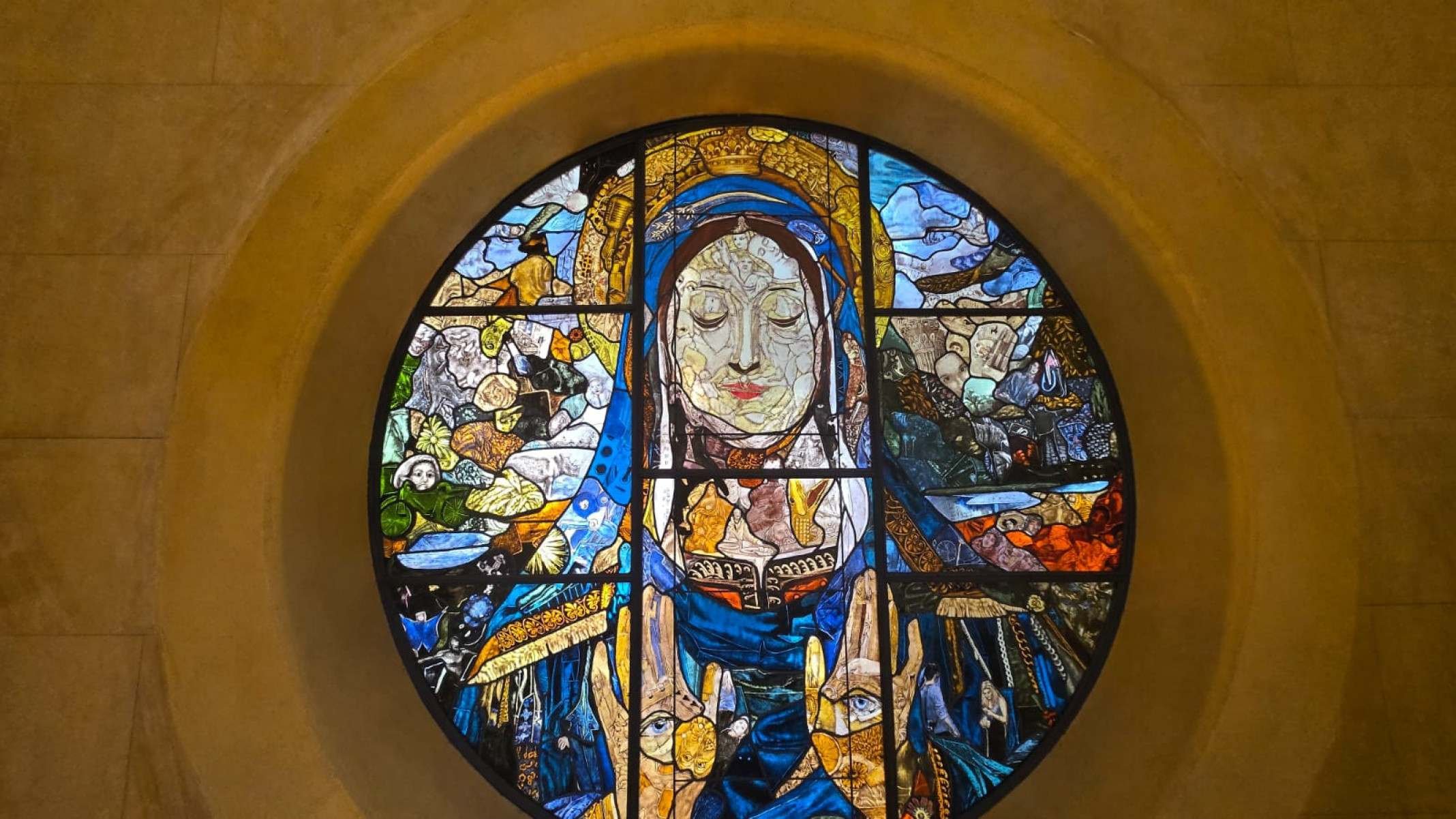 Vitral concebido pelo renomado artista Vik Muniz, que homenageia Santa Luzia, padroeira dos fotógrafos-Carlos Altman