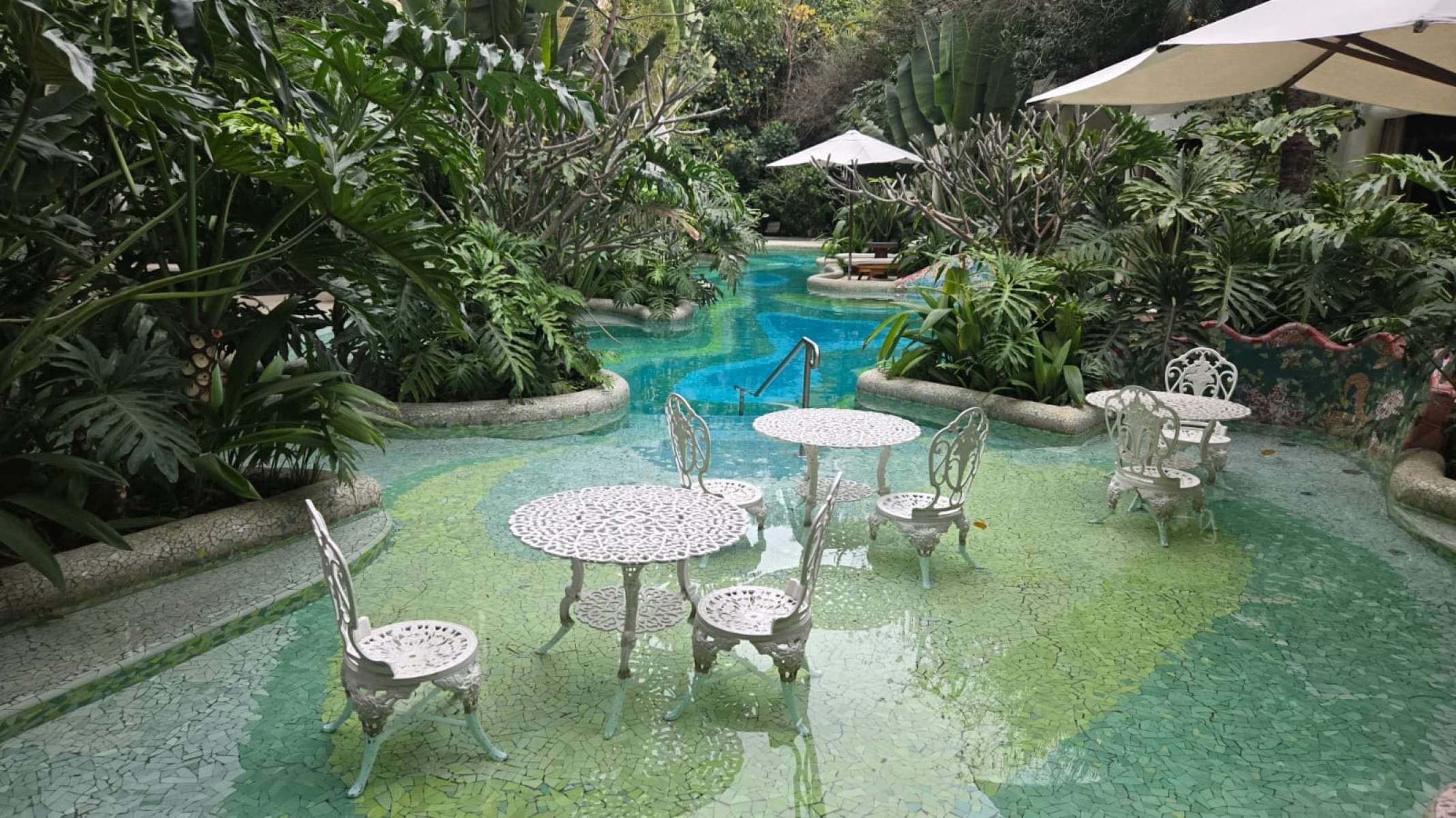 Piscina climatiza com mosaico lembra o Parque Güell de Galdi mas faz referência aos rios de Bonito (MS)