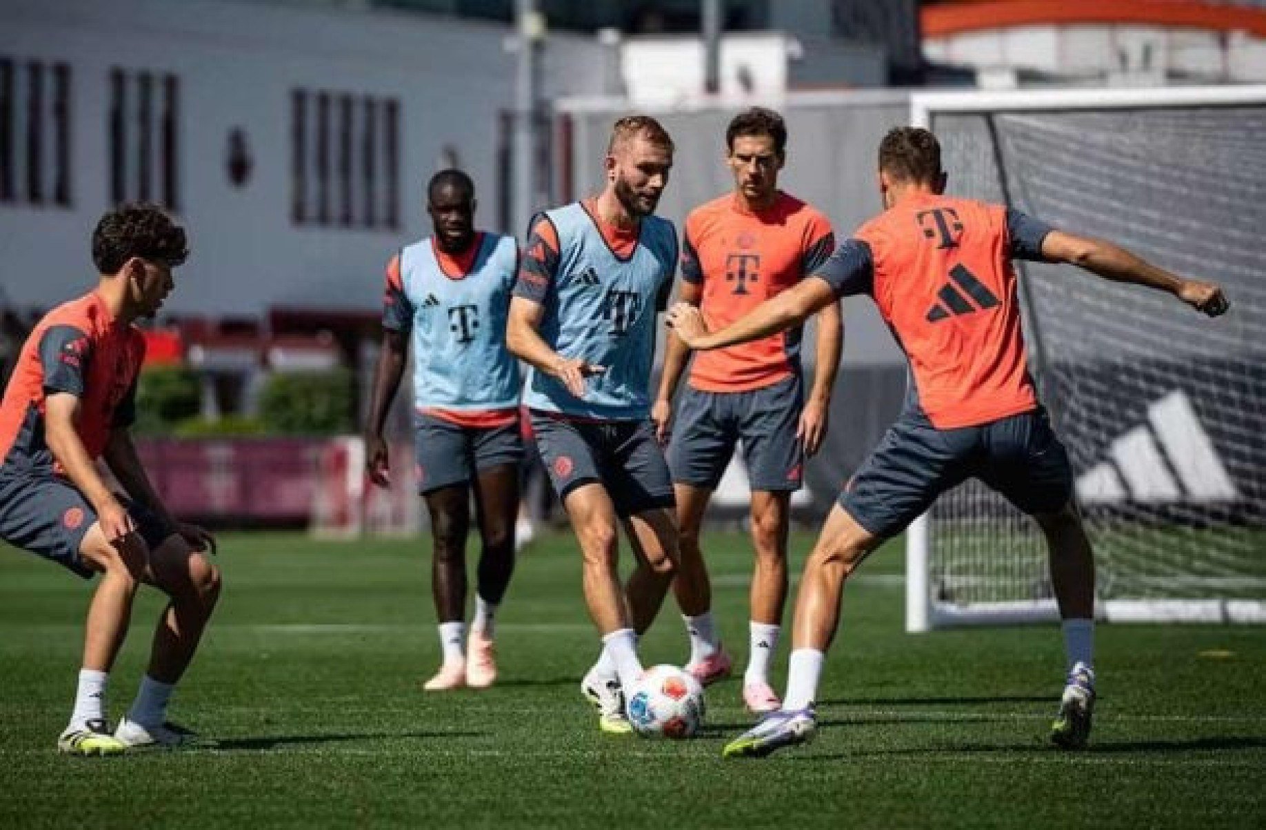 Augsburg x Bayern de Munique: onde assistir, escalações e arbitragem