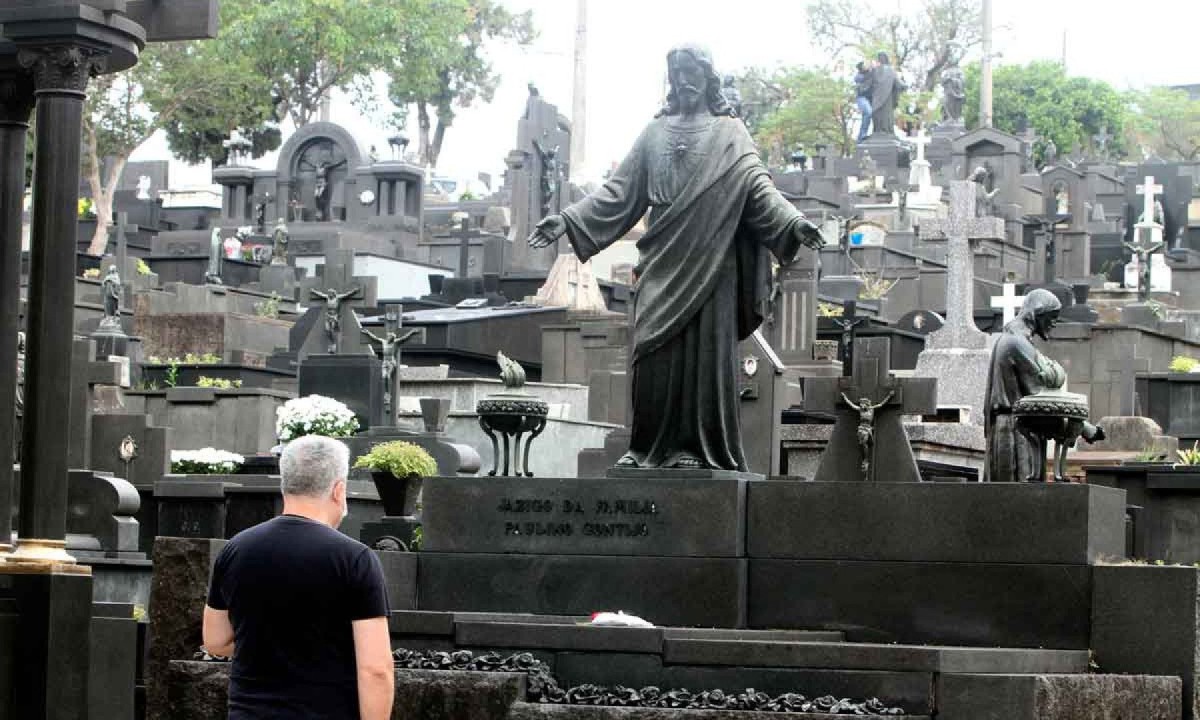 Esculturas chamam a atenção no Bonfim, o cemitério mais antigo de Belo Horizonte
- (crédito: Jair Amaral/EM/D.A Press) Esculturas chamam a atenção no Bonfim, o cemitério mais antigo de Belo Horizonte
- (crédito: Jair Amaral/EM/D.A Press)