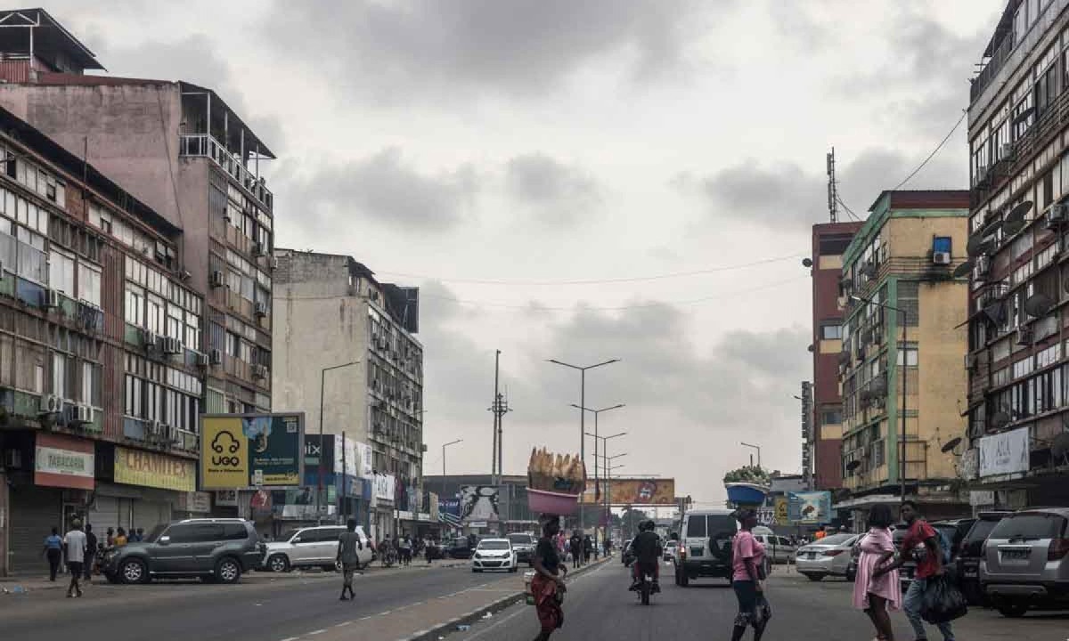 Rua de Luanda, capital de Angola, país que desperta interesse comercial da China - (crédito: MARCO LONGARI/AFP) Rua de Luanda, capital de Angola, país que desperta interesse comercial da China - (crédito: MARCO LONGARI/AFP)