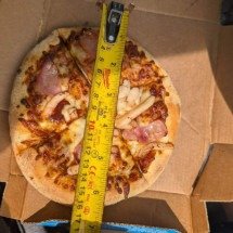 Cliente recebe pizza menor do que a anunciada e viraliza na web - Redes sociais