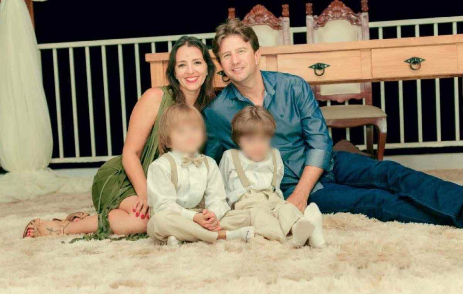 Rodrigo Carlos Pereira ao lado da esposa, Patrícia Cristina da Silva Pereira, e dos filhos, que, à época do acidente, tinham 3 e 5 anos  