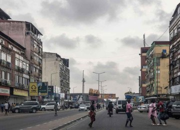 Rua de Luanda, capital de Angola, país que desperta interesse comercial da China -  (crédito: MARCO LONGARI/AFP)