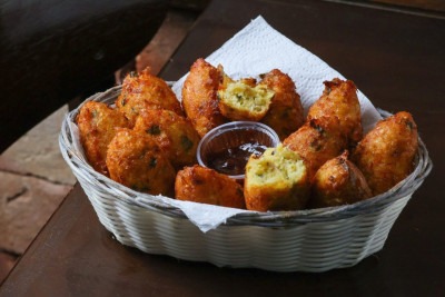 Bolinho do bacalhau do Bar do Zezé é um petisco do Festival Bacalhau da Noruega -  (crédito: João Motta/Divulgação)