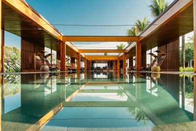 Piscina interna aquecida é uma das opções de relaxamento no resort de luxo em Búzios -  (crédito:  RENAN BLAUTE/Divulgação)
