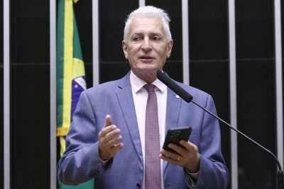 Deputado federal Rogério Correia entregou a Lula pedido de prorrogar o prazo de adesão ao Propag -  (crédito: Vinicius Loures / Câmara dos Deputados)