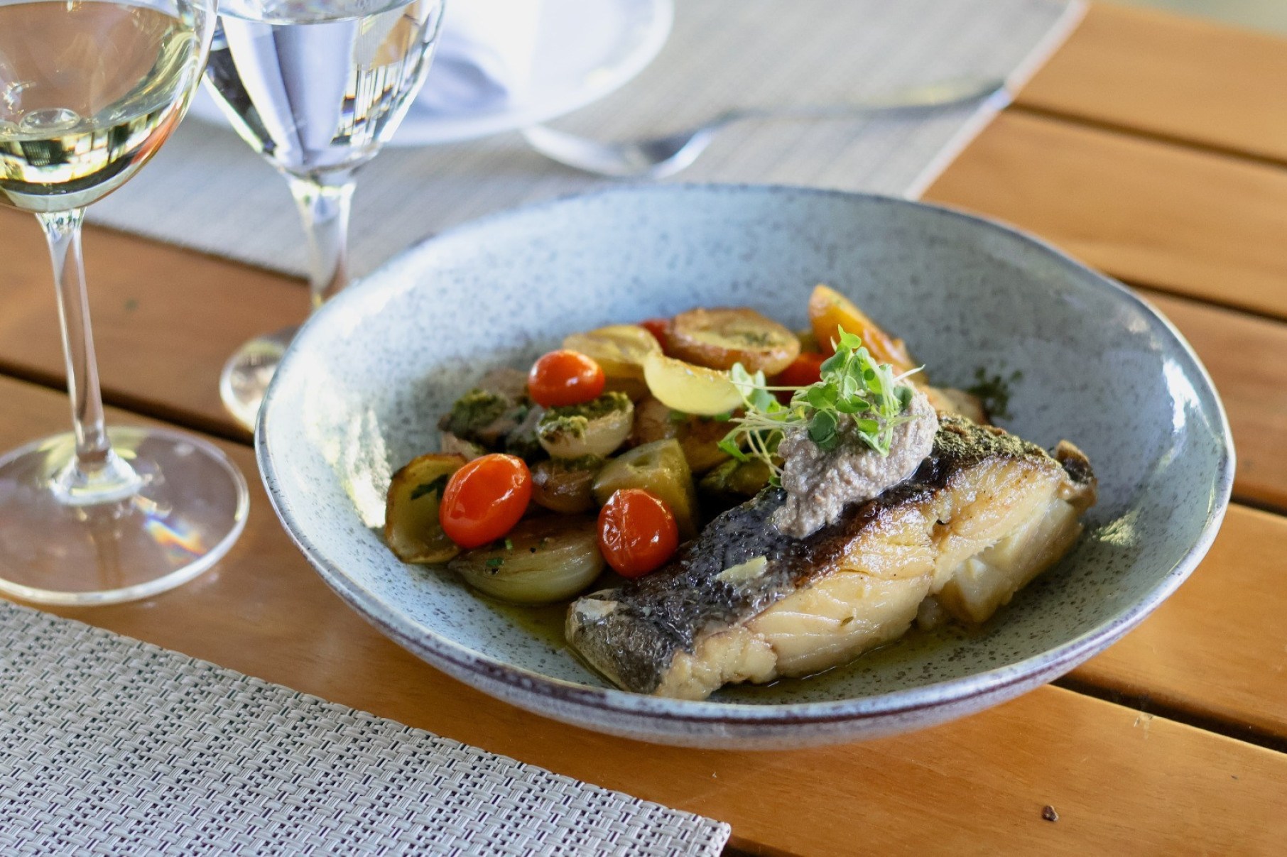 Prato de bacalhau com ingredientes clássicos do Omilía
