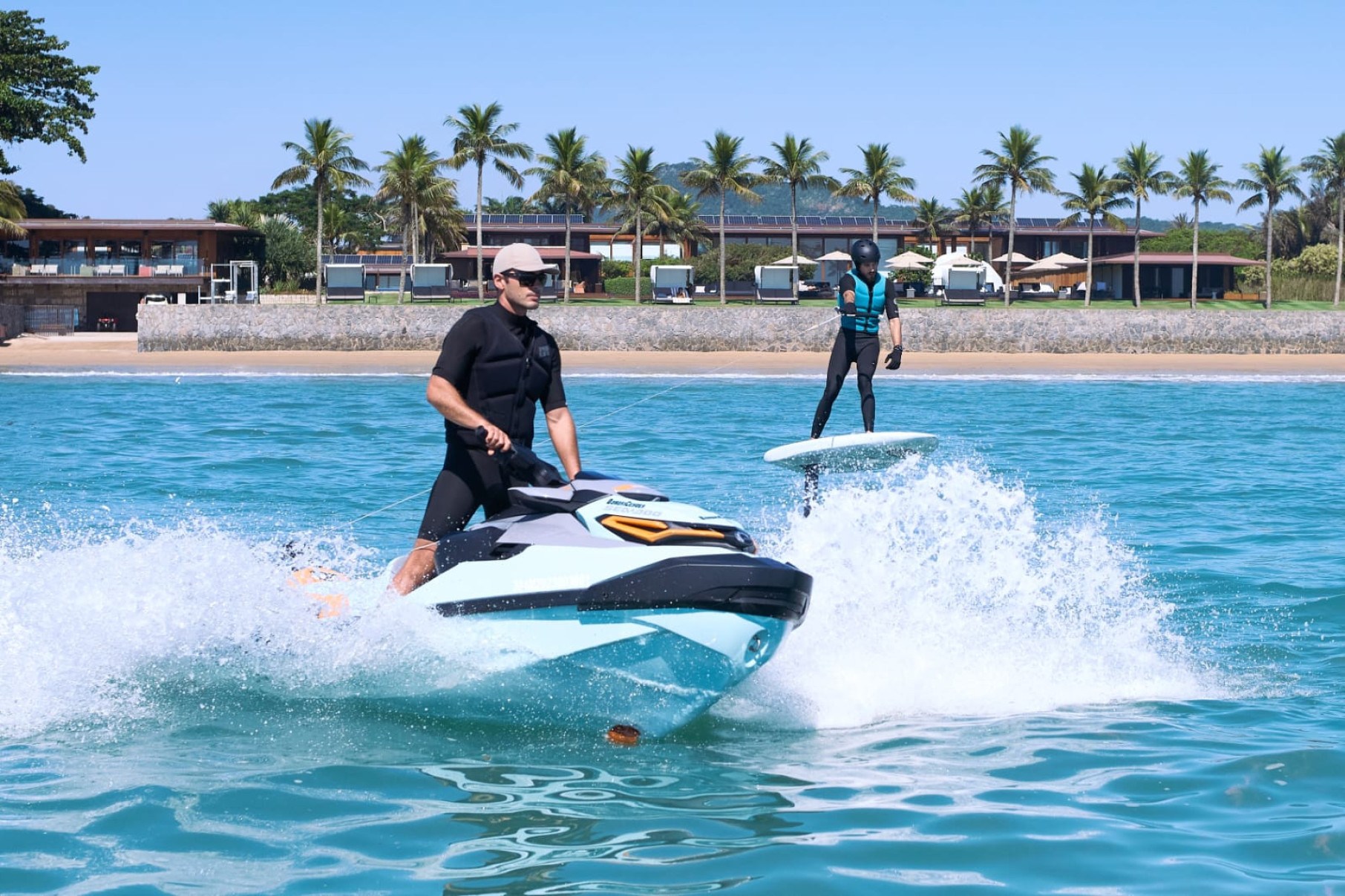Na praia, esportes aquáticos como wakeboard e moto aquática são oferecidos com orientação de instrutores especializados