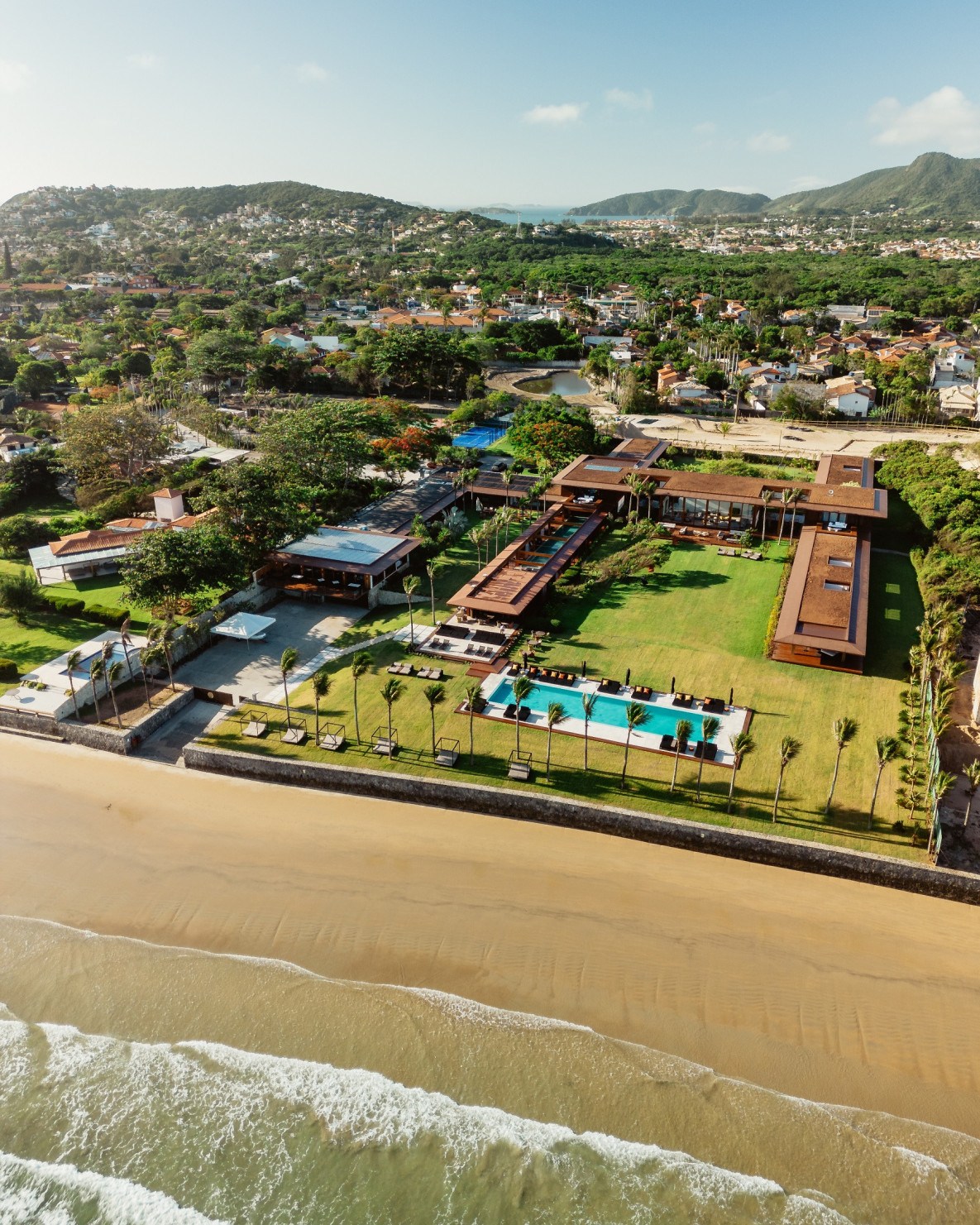 Com cerca de 40 mil m², Zendaya tem localização privilegiada à beira da praia de Manguinhos