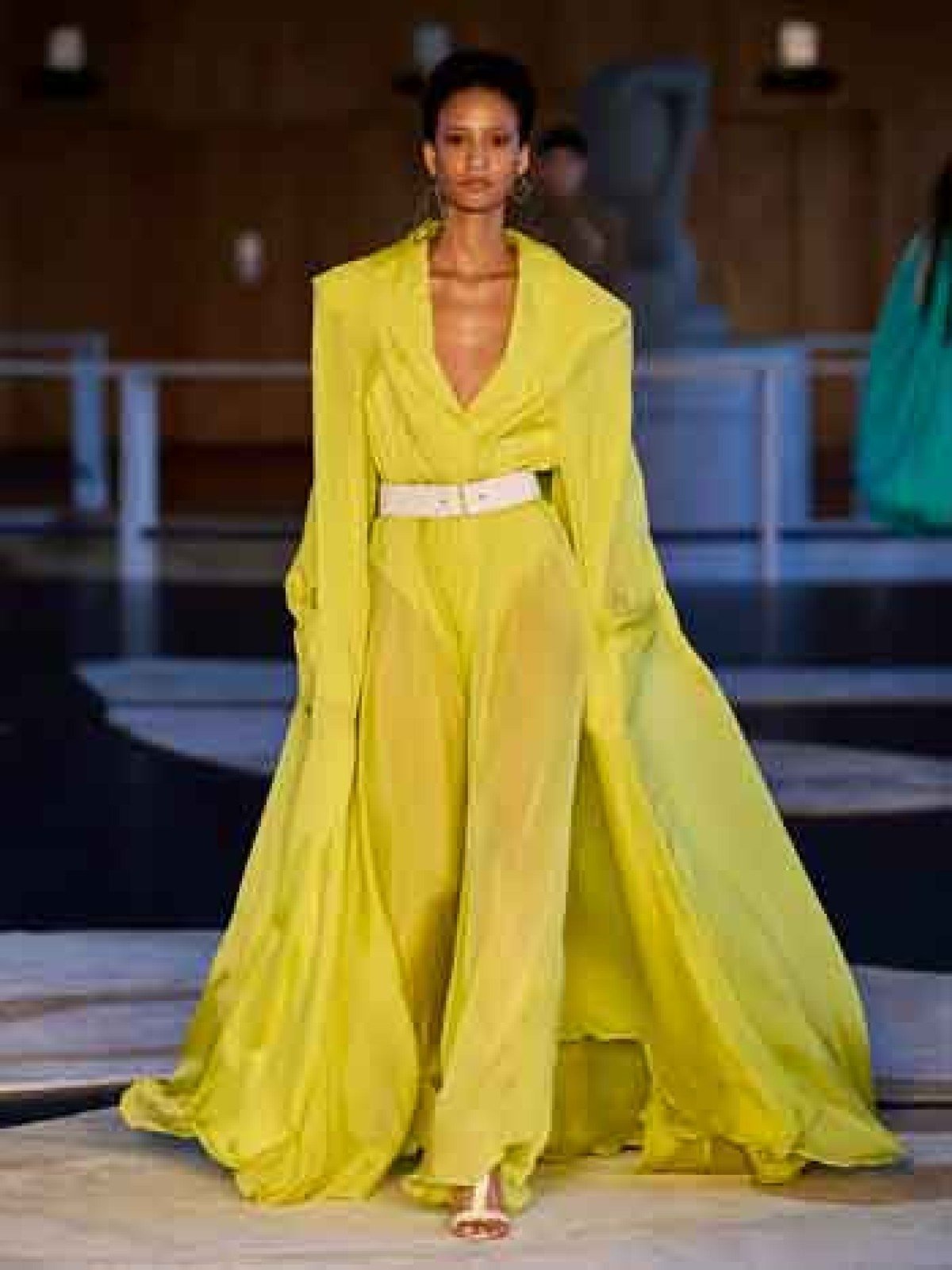A cartela de cores passeia dos clássicos branco e preto passando pelo amarelo