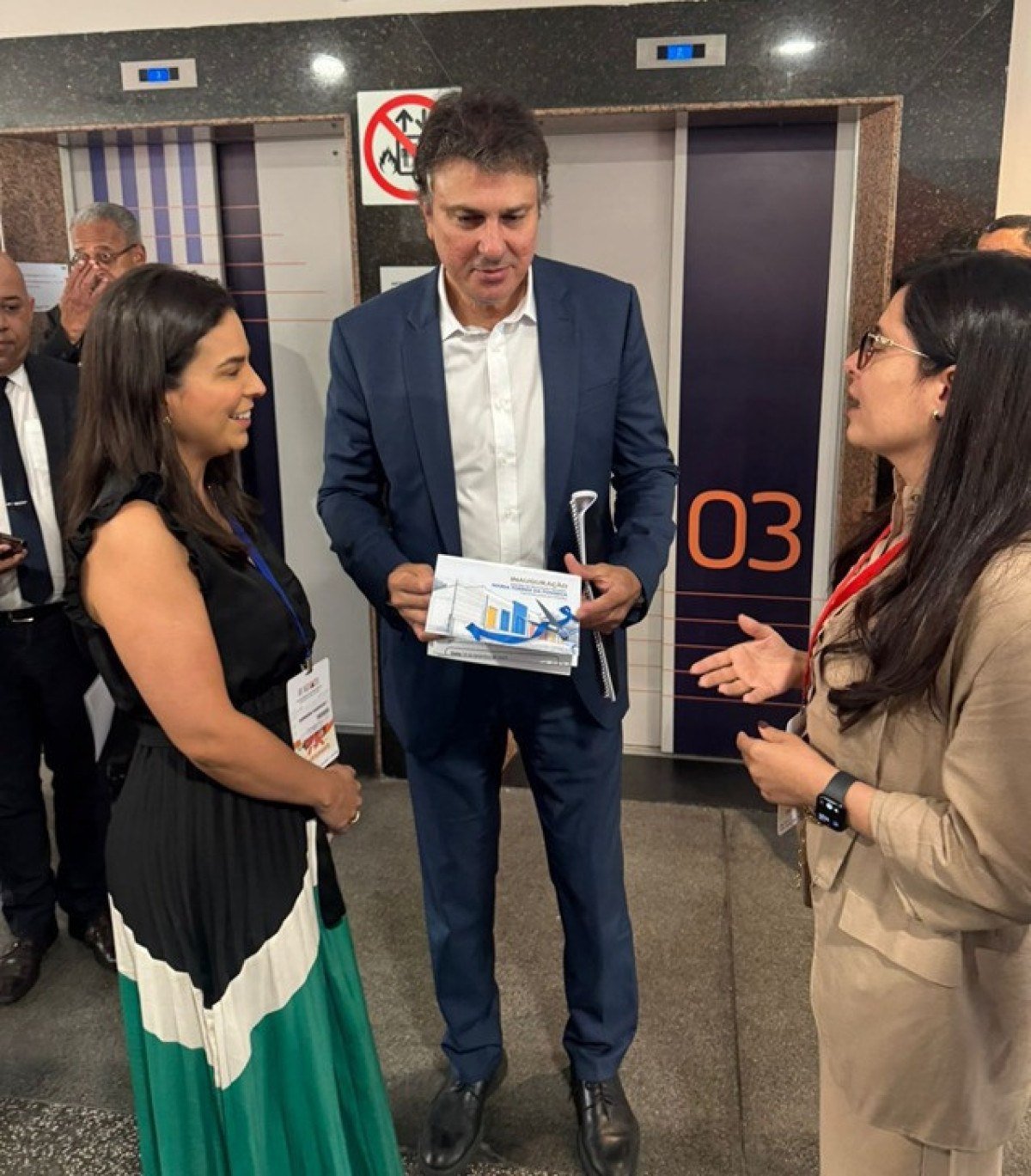 Da esquerda para a direita: subsecretária Bárbara Fulgêncio, Ministro Camilo Santana e secretária Jenifer Lourenço Da esquerda para a direita: subsecretária Bárbara Fulgêncio, Ministro Camilo Santana e secretária Jenifer Lourenço