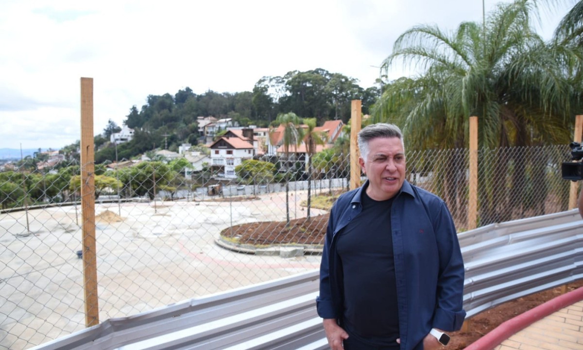 O prefeito de BH, Álvaro Damião, inaugura o platô superior da reforma da Praça do Papa