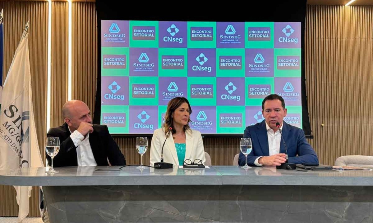 Gustavo Bentes (E), presidente do Sincor MG; Andreia Padovani, presidente do Sindiseg MG, e Dyogo Oliveira, presidente da CNseg
- (crédito: SindSeg/Divulgação) Gustavo Bentes (E), presidente do Sincor MG; Andreia Padovani, presidente do Sindiseg MG, e Dyogo Oliveira, presidente da CNseg
- (crédito: SindSeg/Divulgação)