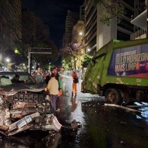 Motorista foge depois de bater em caminhão de lixo no Centro de BH